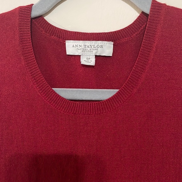 Classic Red Sleeveless Top - Picture 3 of 4